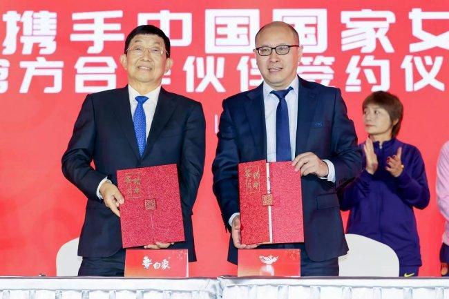 脱了小裙子扒了小内裤视频